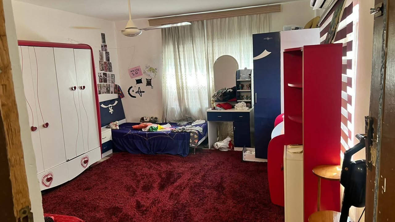 باليوم الأسود… العقار يبقى القرش الأبيض
🏠 بيت للبيع – بعقوبة / حي المعلمين
💰 السعر: 135 مليون (حقيقة وليس وهم)
بيت طابقين جاهز للسكن
📍 الموقع: بعقوبة – حي المعلمين – قرب مدرسة العدنانية
📐 المساحة: 128 متر
📏 الواجهة: 6.25 متر
📐 النزال: 20 متر
⬆️ البيت عالي من التبليط
🚗 راجع عن الشارع + حوش خارجي يكفي لدخول سيارة داخل البيت
✨ تشطيبات ومواصفات البيت:
البيت جاهز سيراميك كامل
سقوف ثانوي
الخارج نثر
البيت حلو من الداخل ويفتح النفس
👨‍👩‍👧‍👦 الفرع أغلبه سكن أساتذة، مهندسين، دكاترة – طبقة راقية
🏗 سنة البناء: 2012
🔹 تفاصيل الطابق الأول:
استقبال
صالة
مطبخ
غرفة نوم
صحيات
🔹 تفاصيل الطابق الثاني:
غرفتين نوم
مطبخ
صحيات
✅ البيت جاهز للسكن
📄 تحويل مباشر
📞 للاستفسار: ***********
