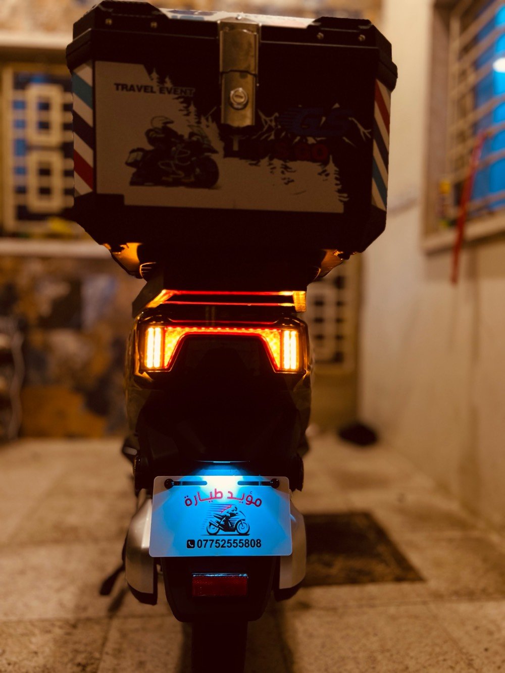 دراجة كهربائية جديدة، موديل حديث ومميز، لون فضي مع أضوية LED أنيقة توفر قيادة ليلية مريحة. تصميم مدمج وسهل التحريك في الشوارع الضيقة، مثالية للاستخدام داخل المدينة. تحتوي على صندوق خلفي كبير للتخزين.