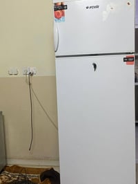 ثلاجة للبيع ماطور شرط ما مبدل ولا بيها اخياس  السعر 200.  07709346372