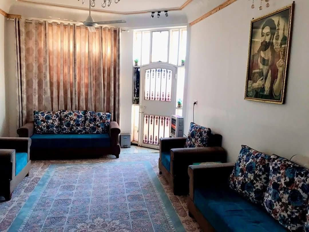 للبيع بيت ب36 مساحة 200 م ركن شارع 15 طابقين من جهة الحكم قريبا ع مدرسة صينيه بسعر مناسب بناء ٢٠١٦ مسلح  حر غير مطلوب ---------------------- 
*********** 
—————————

طابق الاول غرفتين وبراني وصاله ومطبخ وصحيات ومنور عدد 2 .

طابق الثاني غرفة كبيره ومخزن ..
