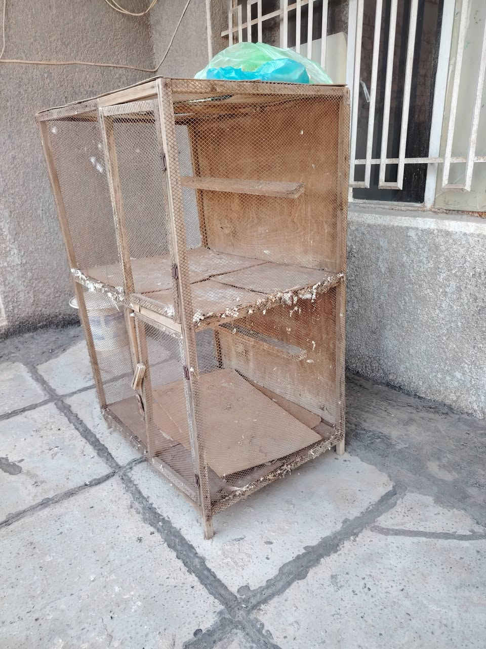 خانة الارتفاع ١٣٠ النزال ٦٦ العرض ٨٥ مع مناهل صغيرة ٢ مع سلات ٢ بغداد حي أور *********** السعر ٢٥ ألف
