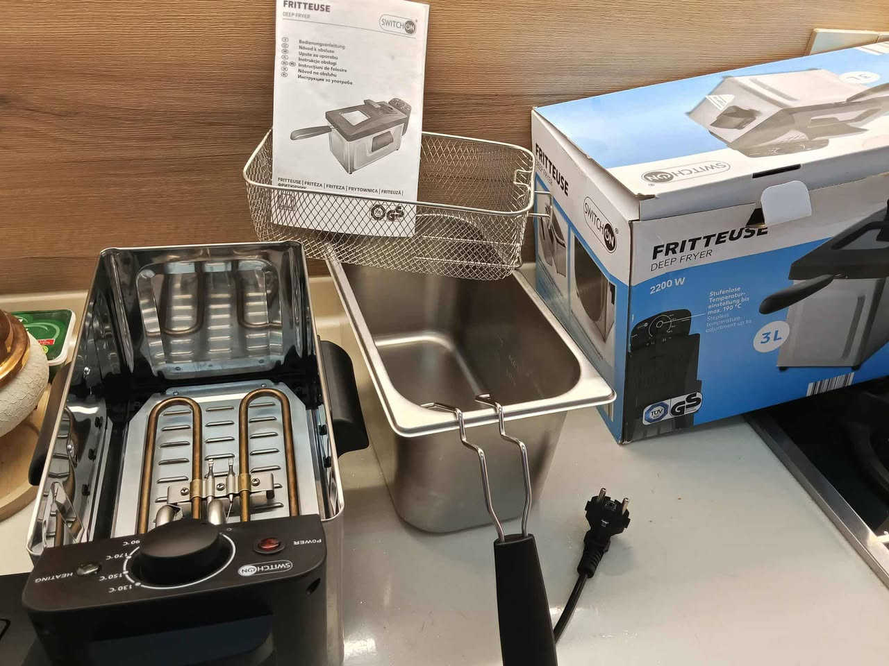 قلايه زيتيه من ماركه عالميه Switch on.مال باله..بقدره 2200 واط.وبحجم 3 لتر 
السعر 25 الف....توصل مع رقم ***********
