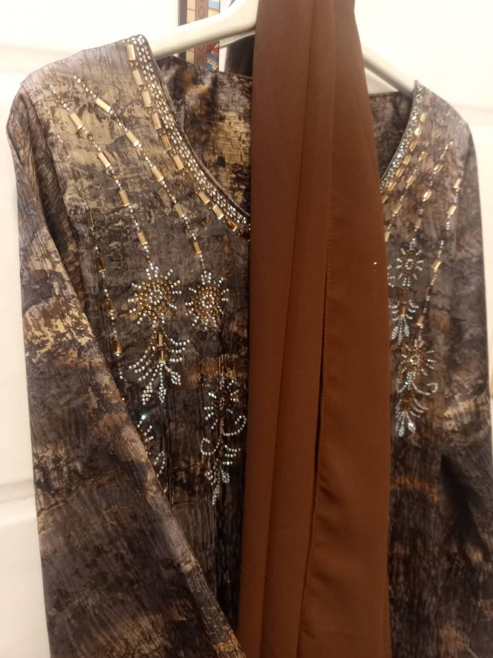 مخور ويا شالة جوزي مطرز 
جديد ملبوس اقل ساعه بالبيت 
قماشه ستن جاكار 
يلبس لحد وزن ١٠٠ وأقل فري سايز وبي حزام 
مكاني بغداد عندي توصيل داخل بغداد فقط


**إذا كنت صاحب هذا الإعلان وتريد حذفه لأي سبب، رجاءا أرسل رسالة إلى الدعم الفني**