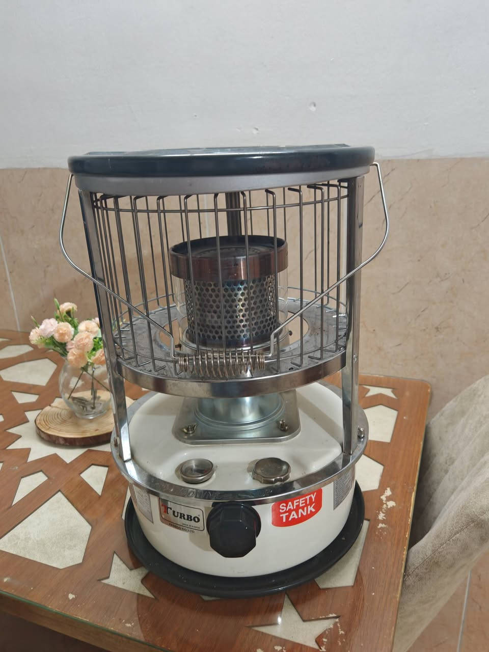 يعطيكم العافيه
 باب حماية الدرج ٢٥ الف (عرض ٧٠ حتى ١٠٠ارتفاع ٧٥) 
مبردتين حجم ٢.٥ ماركه توربو نظيفات جدا المبردة الواحدة ب ١٧٥ الف
سبلت جنرال طون ونصف شغال بارد ساخن  ب  ١٠٠ الف
صوبة نفطيه ماركه توربو ٥٠الف
مسبح جديد نظيف جدا استخدام مرتين كبير ب ١٥ الف
طقم قنفات ١٠ مقاعد مع طاولة وسطيه نظيف فقط القطعه المفردة تحتاج رص براغي للارجل بسعر ٣٢٥ الف بصير سرير وبداخله مخزن
سجادة كبيرة ١٢ م٢  بسعر ٤٠ الف
كاونتر نظيف سعر ١٧٥ الف القطعتين الكبار طول مترين والسنك طول متر و٣٠سم
للتواصل ***********

