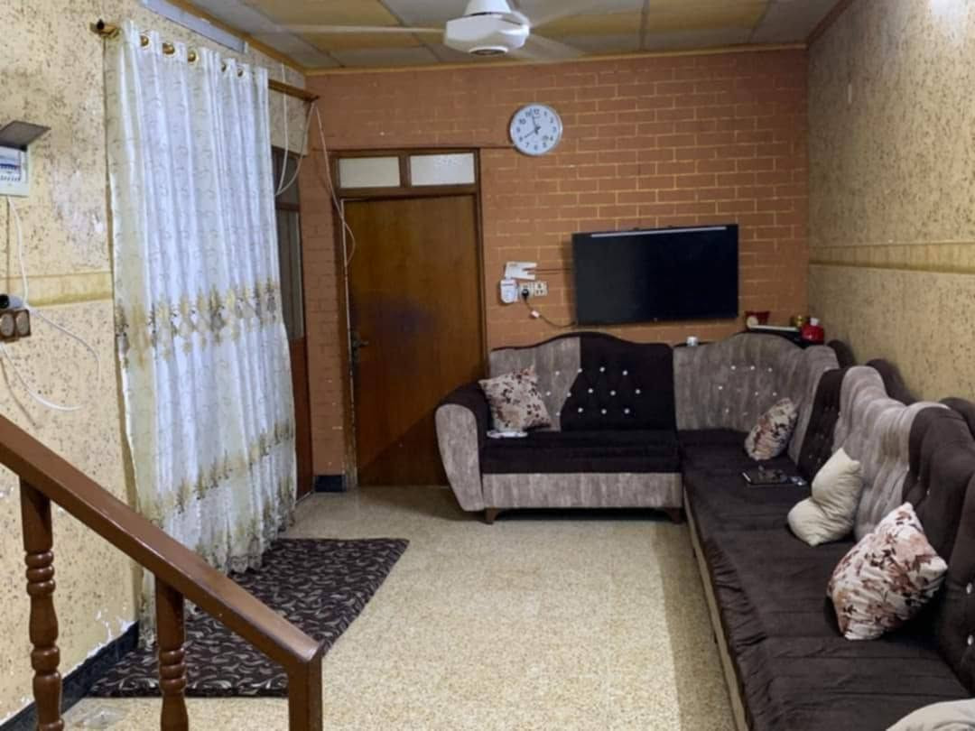 مشتمل للايجار مكون من غرفتين نوم 💤 غرفه فوك + غرفه طابق ارضي 
+صاله استقبال +حمامات دخلي وخارجي +مطبخ 
المكان حي العسكري قرب جامع الحسين 
الاستفسار الاتصال *********** او وات ساب
