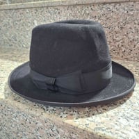 🎩 لمحبي الفخامة الكلاسيكية.. قبعة MAYSER ألمانية أصلية لكل من يبحث عن ...