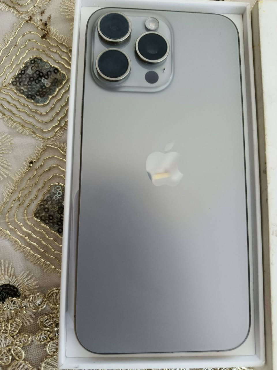 السلام عليكم عندي ايفون ١٥برو ماكس مستعجل على بيع جهاز مال بيت كلش نضيف ذاكرة ٢٥٦ تك سيم كارت رايدة ٩٥٠ قفل ليريدة يخابر ***********بكاني  الشعله بطاريه ٨٧
