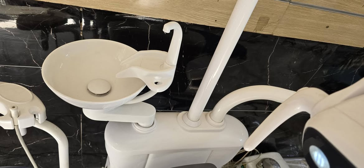 كرسي اسنان مستخدم للبيع
نضافه ٩٠% مثل ما موضح بلصور
شغال بلكامل 
لايت لد ثلجي 
سبتون فخار متحرك
تري واسع 
جلد طبيعي 
مع ستول جديد بلكارتون غير مستعمل 
بسعر مناسب للأستفسار 
***********م مصطفى حسن
