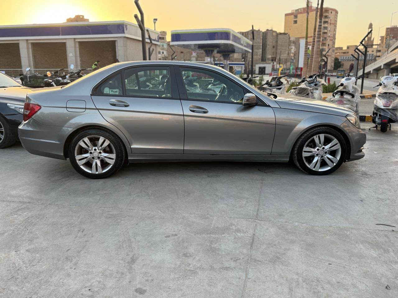 مرسيدس c200
٢٠١٣  فيس ليفت 
عداد ٢٤٠
فبريكه بالكامل بها بعض المرمات من الخارج
جميع الكماليات
فتحة سقف بانورامية، 
شاشة معلومات، 
حساسات ركن، 
ومثبت سرعة
وحده رفع 
مريات ضم
كشافات ليد وعدسات
متاح تقسيط بنوك وشركات ومباشر
للتواصل 01153575431 القاهرة, مصر


**إذا كنت صاحب هذا الإعلان وتريد حذفه لأي سبب، رجاءا أرسل رسالة إلى الدعم الفني**