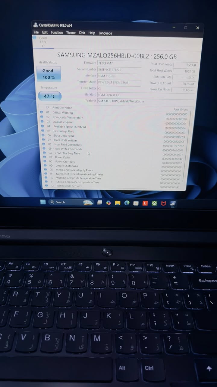 💻 للبيع: لابتوب Lenovo IdeaPad Gaming 3 (شبه جديد)
الجهاز نظيف جداً وبحالة ممتازة (استخدام خفيف جداً مايعبر اليوم)، مواصفات قوية للألعاب والبرامج الهندسية والمونتاج:

 المعالج (CPU): AMD Ryzen 5 5600H (سداسي النواة، أداء قوي جداً ينافس الـ Core i5 من الجيل 11-12).

 كرت الشاشة الخارجي (GPU): NVIDIA GeForce RTX 3050 Ti بسعة 4GB VRAM (نسخة الـ Ti الأقوى في الأداء والأعلى فريمات).

 الذاكرة العشوائية (RAM): 8GB DDR4 بتردد سريع 3200MHz (قابلة للتطوير لان يحتوي ع منفذين رامات).

 الهارد (Storage): 256GB m.2 سريع جداً في الإقلاع وفتح الألعاب بلمح البصر.( بي تحويله تكدر تضيفله هارد عادي او m.2 )

 الشاشة: قياس 15.6 بوصة بدقة FHD مع تردد 120Hz 

السعر :775 الف


**إذا كنت صاحب هذا الإعلان وتريد حذفه لأي سبب، رجاءا أرسل رسالة إلى الدعم الفني**