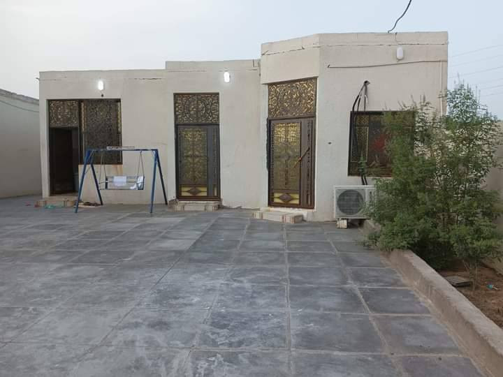 السلام عليكم بيت المساحه 500 متر غرفتين 5*4وصاله 8*4مطبخ5*4ديوان 8*4 حمامات داخليه وخارجيه حديقه وكراج شتايكر وحديقه خلف البيت متوفر ماء وكهرباء العنوان الزبير مقابل الصحفين خلف معارض الزبير شارع الصوره قرب بيت الشيخ ابو مالك السعر 45 رقمي ***********
