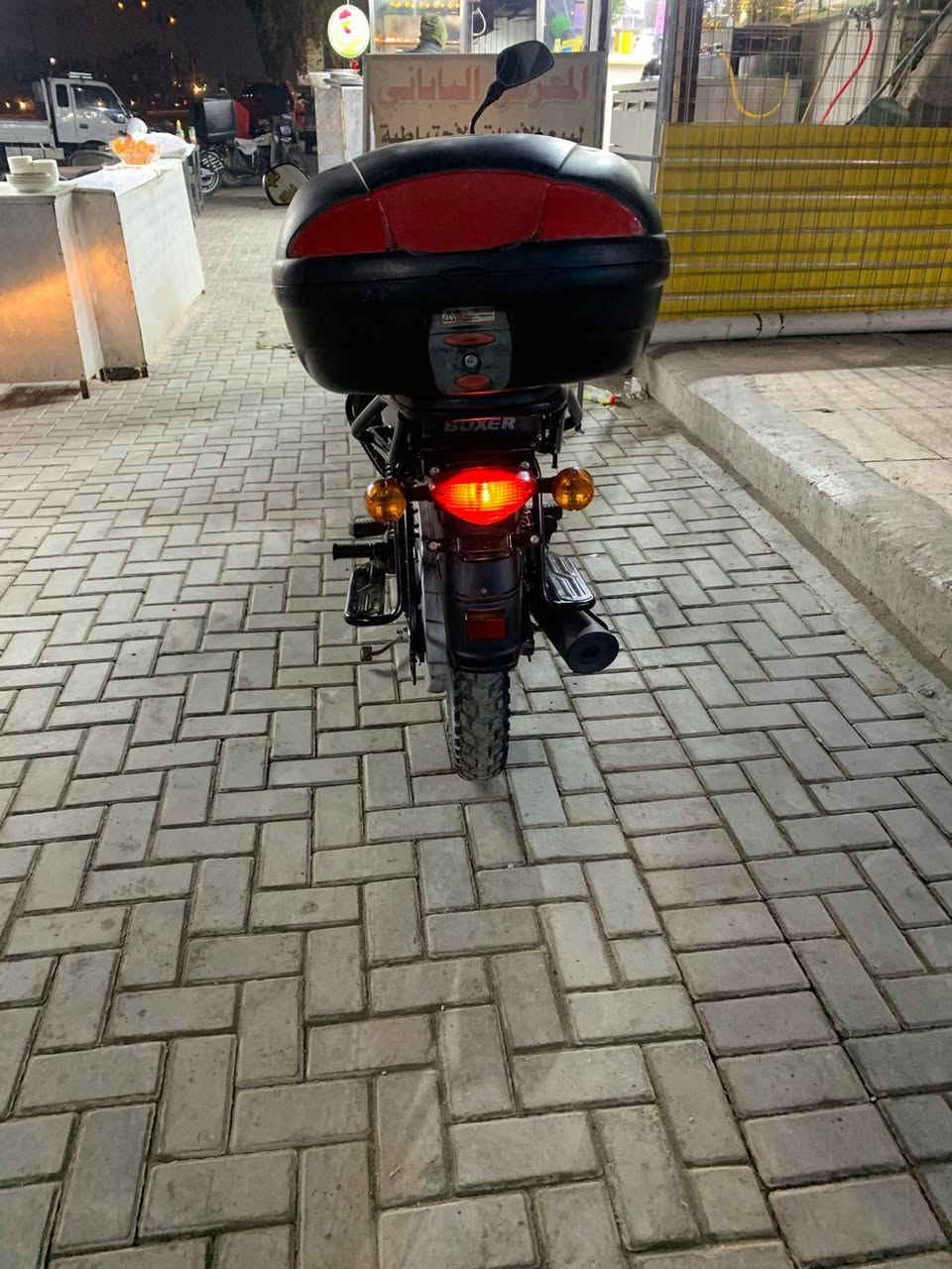 سلام عليكم بوكسر للبيع استخدام شخصي اوراق اصولي مكفوله كفاله عامه من كلشي علمن ما مشتغله دلفري مكاني الدوره ابو دشير سعرها 17000بيها مجال حك الجيه ‏‪***********‬‏الدراجه مديل 2022بنهايتها علا 2023
