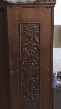 اخشاب للبيع كما في الفديوا كناتير متميزه مع كراسي سوق الشيوخ حي ألعرب موبايل مع واتساب *********** السعر ٣٠٠الف الكل
