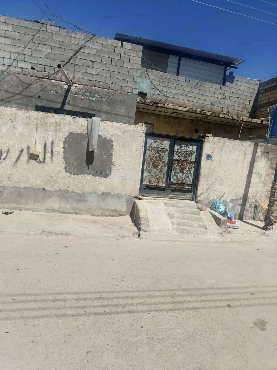 سلام عليكم أقره زين  رحمه أبوك ومك بيت للبيع سبب بي أربع عوال الله يحفظكم سبب لهوسه  لبيت نضيف من أساس للفوك بيت حديث بس اني اكلك يرادله ترميم بيت نضيف مساحه 200 طابقين غرف 4 صاله 2 حمام 2توليد 2 سعره أخو بلاش روح عامل عل قطع ول بيوت جارك ارقه جار ناسه خوش ناس مقابيلك ساده وصبيح وبصفك ربيعاوي وساعد أهالي زيرج وحرشاوين ارقه جار يمك معروفه دوانم يم طاقه أبو رمانه يسمونه حيه سلام كامل لخدمات ماي مجاري كهربا كله جديد وبيت جوه سوك مستعجلين عله بيعه كاع زراعي مو شراي رحمه لمك لا تعبني نطيتك تفاصيل لبيت ول سعر 90 وبي مجال  تصل ونطيك تفاصيل احسن*********** لبيت تأخذه منه تربح بي من تريد تبيعه ربح مو خصاره
