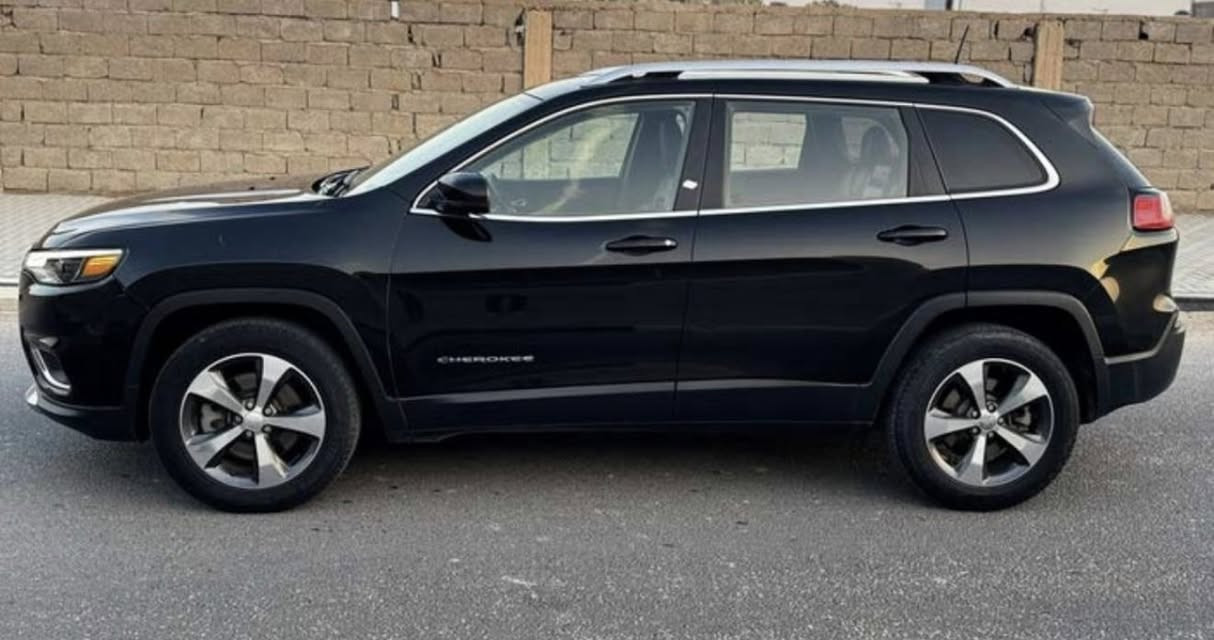 جيب شيروكي 2019
لمتد مفولة مواصفات
حجم المكينة V6 سته سلندر 3200 
رقم بصرة الجديد - باسمي تحويل ثاني يوم
ماشية 167 الف كيلو متر 
الجيك انجن مامشتغل بيها 

الضرر 
حادثها بنيد وجاملغ 

المواصفات 
•لمتد V6 3200 السيارة تسارعها خير من الله 
• خزن كشنات ميموري 
• شاشة كار بلي وكامره دواره 
• مثبت سرعة 
• تبريد قطعتين 
• كشنات حضن جلد + تدفئة 
• رادار جانبي - رادار خلفي - نقاط عمياء 
• تشغيل عن بعد (شغال) 
• اوتو ستوب 
• لايت زنون + كشافات 
• تبريد ثلج 
• منافذ USB امامي خلفي 
• سستم صوت متكامل 
• نضام ABS مانع انزلاق 
• سايد بريك كهربائي 

السيارة متعوب عليها 
داينمو جديد وكاله - دبل فان جديد وكالة - تخم تايرات جديد - باتري جديد - راديتر سراوين - برمجة مراوح 
الحماوه انساها ماتعبر ال 95 ابد 
مكاني البصرة - القبلة 
السعر 145 ورقة
***********
