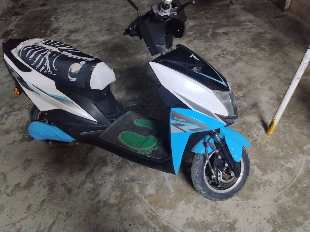 سلام عليكم
مطور شحن رابتر 3كير نظام رجوع للخلف 
5 بطاريات على فحص 
350الف وبي مجال حك جاي 
مكاني حبانية 
متواجد واتساب***********
