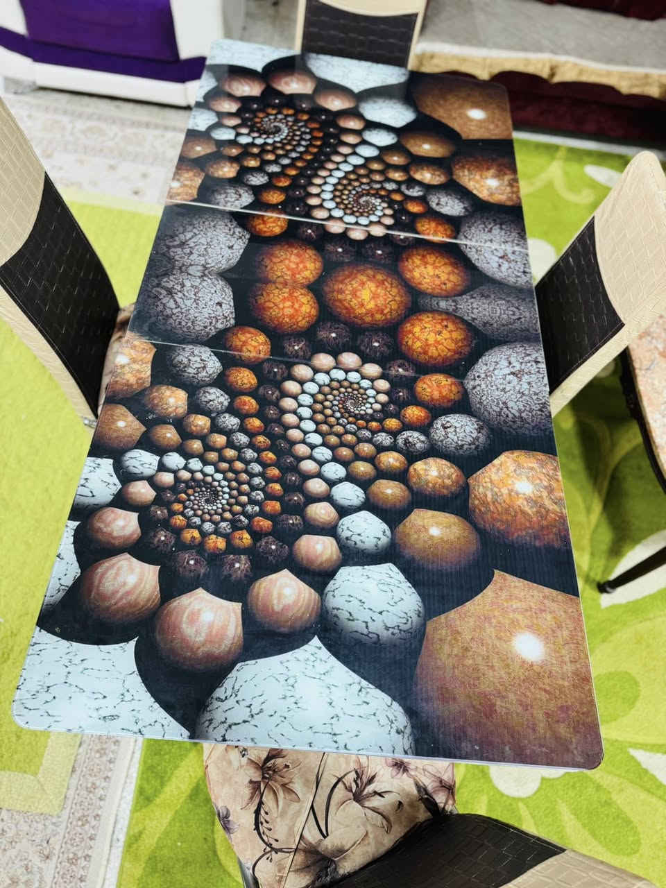 السلام عليكم ميز طعام ٤ كراسي سلايت يتكبر ويزغر الثقيل وجلسه متكونه من ٤ مقاعد تركي ثقيل *********** واتساب
