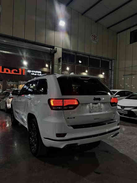 السلام عليكم للبيع جيب كراند شيروكي (S) 🙏🏻
موديل 2022 خليجي🚘
 وكالة خليجيه❤️‍🔥🏁
السيارة مكفولة كفاله عامه بوضع الشركه بلاد
ماشيه:130Kmالف فقط
مواصفات ال s فول 1/1
1-رادار امامي عدسه✅
2-محرك 3.6L (6v)✅
3-داخل احمر وأسود بلادي ✅
4-تحذير خروج عن المسار ✅
5-نقطة عمياء ✅
6-دفع 4x4✅
7-فرش المقاعد جلد الأمامية كهرباء ✅
8-المقاعد الأمامية تدفئة وتبريد ✅
9-ذاكرة حفظ وضعيات الجلوس ✅
10-تدفئة ستيرن ✅
11-سقف بنورما ✅
12-شاشة حجم 4.8 ✅
13-نظام خاص لطرق الوعرة ✅
14-مصابيح الأمامية زنون ✅
15-مصابيح LED✅
16-كشافات ضباب زنون ✅
17-تشغيل عن بعد ✅
18-صندوق كهربائي  ✅
19-حساسات امامية ✅
20-حساسات خلفية ✅
21-كامرة خلفية ✅
22-ويل قياس 20 اسود لماع ✅
23-المرائة بـ خاصية التعتيم الذاتي ✅
24-مرائة امامية كهرباء ✅
25-بلوتوث تلفون ✅
26-تحديد سرعة ✅
27-تحديد مسار ✅
28-نظام تشغيل وإطفاء أتوماتيكي ✅
29-نظام بريك اتوماتيكي ✅
باقي مواصفات S معروفه سياره جديده بمعنى الكلمه من الزيرو لحد ليوم على ايد وحده رقم بغداد باسمي تحويل مباشر
————————————————————————————
موقعنه:بغداد الكرخ معارض البياع 
السعر:383💸💸وبي مجال👋🏻🤍
لاتصال والاستفسار: ***********   
                                                ☎️☎️         ☎️☎️
