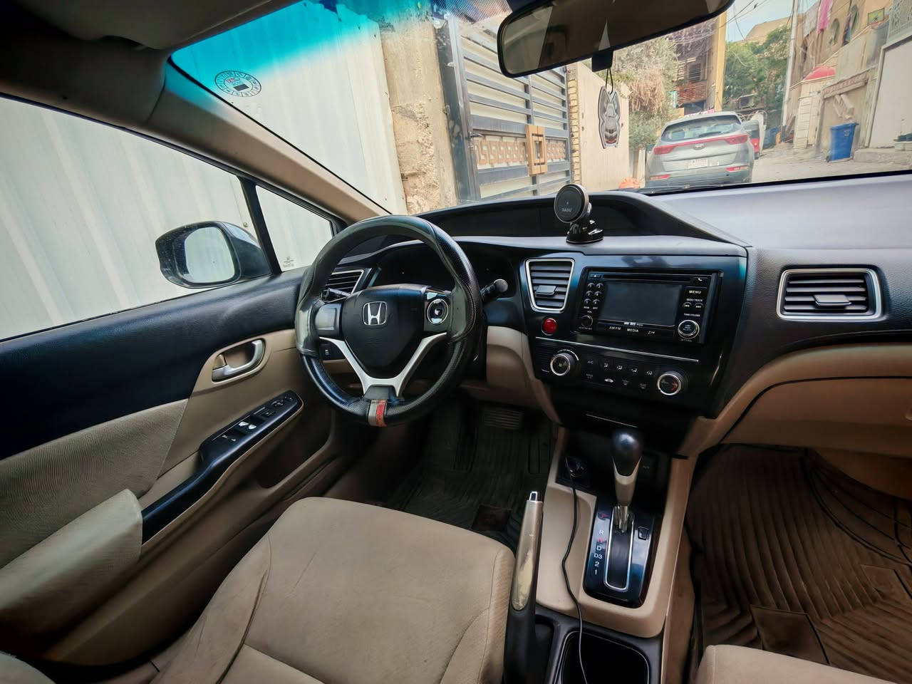 السلام عليكم
يرجى قراءة المنشور كاملاً.. 

هوندا سيفيك 2013 خليجي

Honda Civic 2013

ماشية 200 ألف، محرك، گير، تبريد، كهربائيات كلة سليم 👍

بيها جاملغ أمامي تبديل، حادث سطحي بدون اي دواخل

رقم أربيل

المكان بغداد، الزعفرانية 

ما بيها نقص انشالله جاهزة، عدا شغلات كمالية بسيطة،

باتري و زوج تايرات أمامي جدد

حدادية أمامية كاملة مصارلها 10 اشهر.

السعر: 95 ورقة مع المجال بعد المعاينة 

الرقم: *********** 

و بي واتساب
