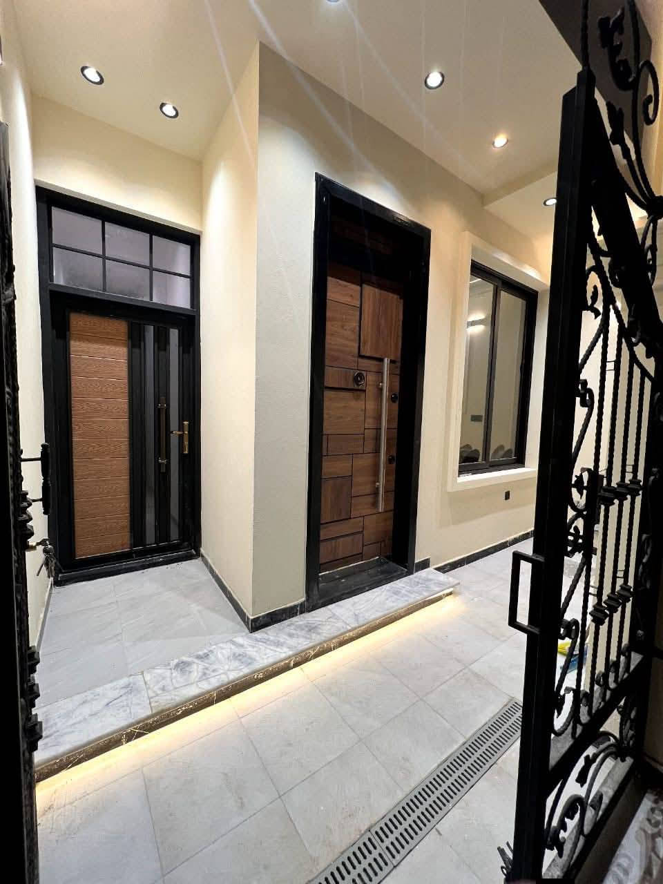 السلام عليكم
للبيع مشتملات  مساحه 

100متر. 5في 20 

يتكون المشتمل بنضام   طابقين واسعار جدا مناسبة اكثر من ما تتوقع 

استقبال معزول ومدخل 

3غرف نوم  مطبخ وصاله 

صحيات في كل طابق 

موقع الدار‏‪

 حي الجهاد مربع الا مانه خلف شارع العام 

للستفسار  ‏‪***********‬‏
