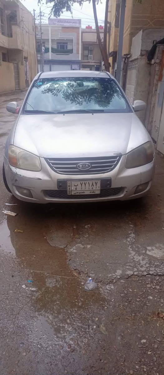 السلام عليكم كيا سيراتو موديل ٢٠٠٧ صدرها يحتاج تصليح بسيط سعرها ٧٢ المكان كفاءات السيديه  الاتصال على الرقم ***********
