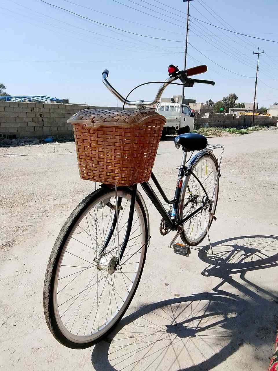 السلام عليكم بايسكل للبيع نضيف حجم27 لون اسود تاير اسفنج بريك خلفي فقط السعر 50 بي  متواجد فيس وهاذة رقمي  ‏‪0774 105 3059‬‏
