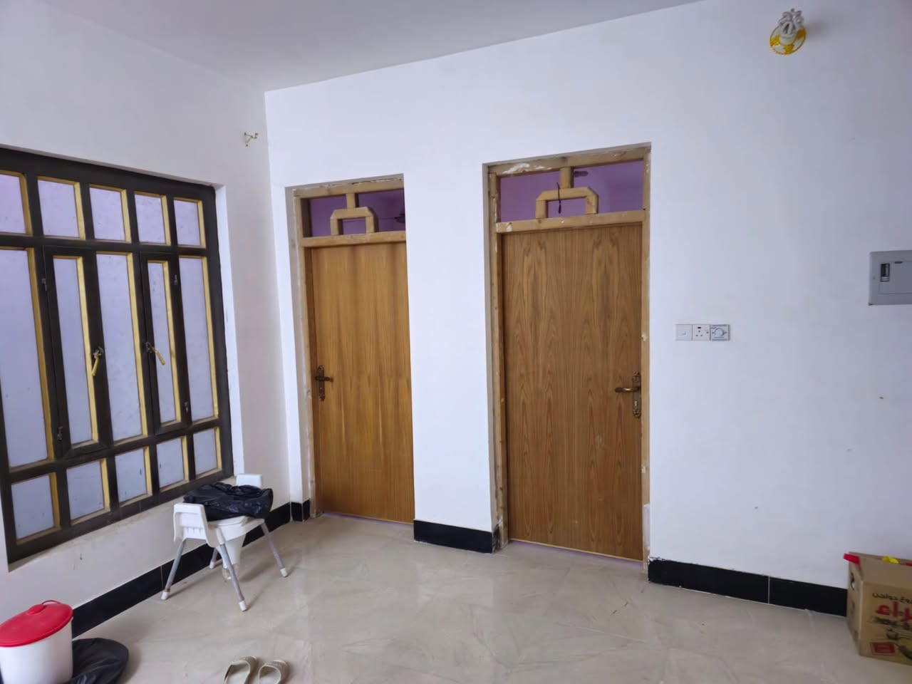 للبيع:@
بالفلوجه/ الجمهوريه الثانيه دار 150m طابقين 3 غرف نوم واستقبال وصاله ومطبخ وصحيات داخليه وخارجيه بناء 2023 فول شارع 10 وخدمات كامله ممكن المراوس مع عقار بالمعلمين او المعتصم البدوي او جامع  سعد.           
مكتب المانع للعقار/***********واتساب//***********

