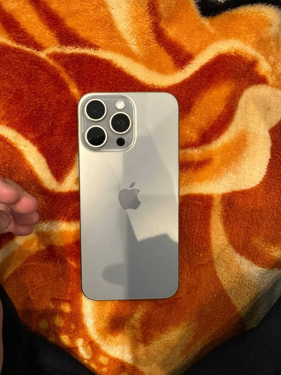 ايفون 15 برو ماكس 
بطارية 88% دورات 481
جهاز نظيف خالي من اي شخوط وممستبدل اي قطعة
جهاز بدون كارتونة فقط شاحنة وكڤر وياه
السعر مليون دينار وبي مجال
مكاني بغداد الجديدة - فلكة كاتب العدل القديمة
رقمي للتواصل ***********
