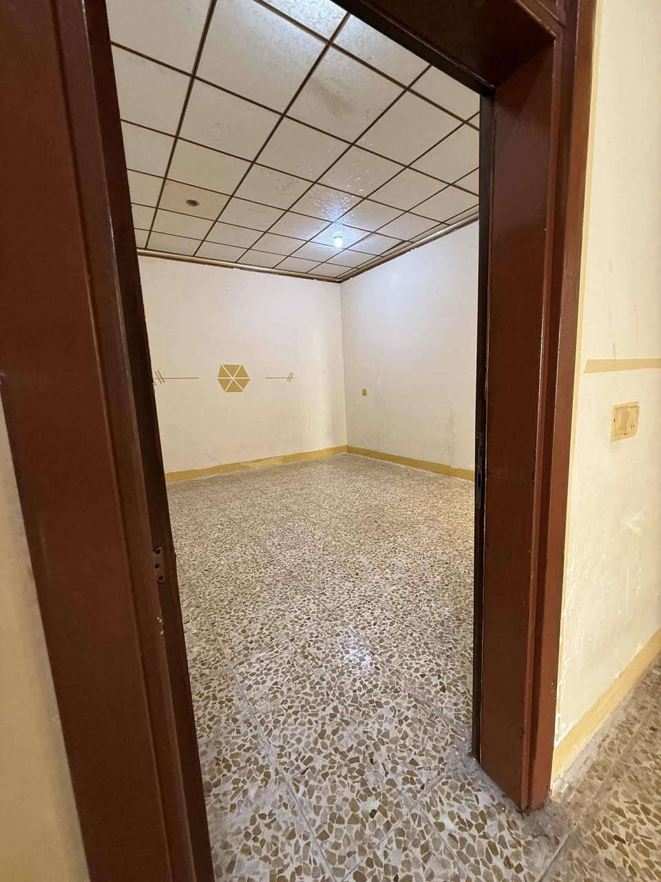 للايجار للايجار 🏠بيت للايجار  🛑مساحه 130 متر🛑 غرفتين + هول + مطبخ   🌏 موقع البيت في حي الميثاق قرب متوسطة مكه 🔴استفسار  📞 آسيا ***********  كورك  📞      ***********
