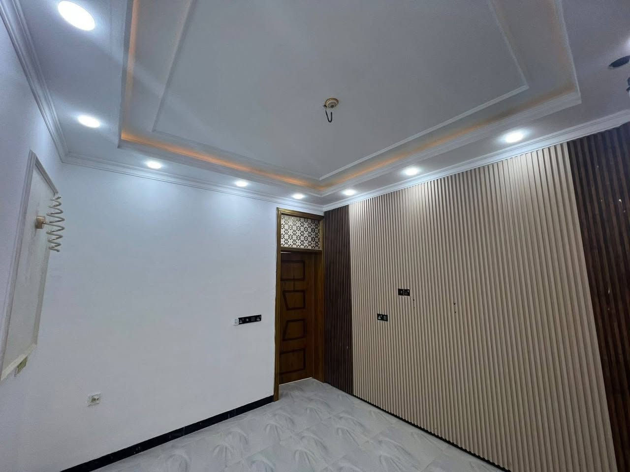 🏠 فرصة استثنائية للسكن العائلي - دار أحلامك في حي ميثم التمار 🏠
لأننا في مكتب سمو الملك 👑للعقار والمقاولات في كربلاء نهتم بأدق التفاصيل، نوفر لكم اليوم منزلاً يجمع بين جودة البناء وموقع الخدمات المتكاملة.
​📍 الموقع: كربلاء حي ميثم التمار قرب مستشفى الكفيل (قرب أسواق برتقالة).
​✨ مواصفات العقار:
​المساحة: 50 متر 
​التصميم: طابقين بتصميم هندسي مريح وعملي.
​جودة البناء: بناء طابوق درجة أولى (ضمان المتانة).
​🛋️ التقسيم الداخلي:
​استقبال واسع.
​صالة عائلية مريحة.
​مطبخ مجهز.
​صحيات متكاملة.
​غرفتي نوم (2).
​التشطيب: سقف مغربي مميز مع ديكورات عصرية داخلية بالكامل.
​📜 الوضع القانوني:
​سند 25 م + إقرار محكمة.
​مكاتبة رسمية ومضمونة مع صاحب الأرض.
​🌟 المميزات:
كافة الخدمات الأساسية متوفرة في المنطقة، مما يجعلها خياراً مثالياً للسكن أو الاستثمار.
​📞 للاستفسار والحجز، يرجى الاتصال أو المراسلة عبر الواتساب:
📱 ***********

📱 ***********
​مكتب سمو الملك 👑للعقار والمقاولات في كربلاء 
نحن نضع خبرتنا لخدمتكم وتلبية طموحاتكم في العثور على المسكن الأفضل.
— بإدارة زهير الحسناوي 
‏، ‏محافظة كربلاء‏‏.
