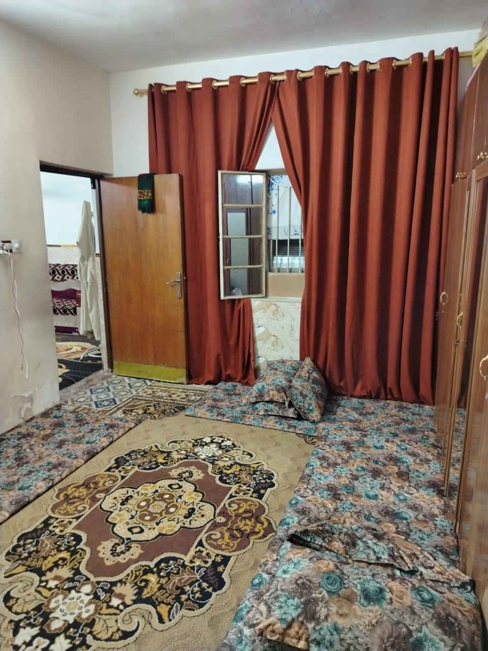 ١٥٠م للبيع حي الجهاد الحمدانية 
طابقين ونص ٥ غرف نوم 
سعر مناسب 
الاستفسار 
***********
