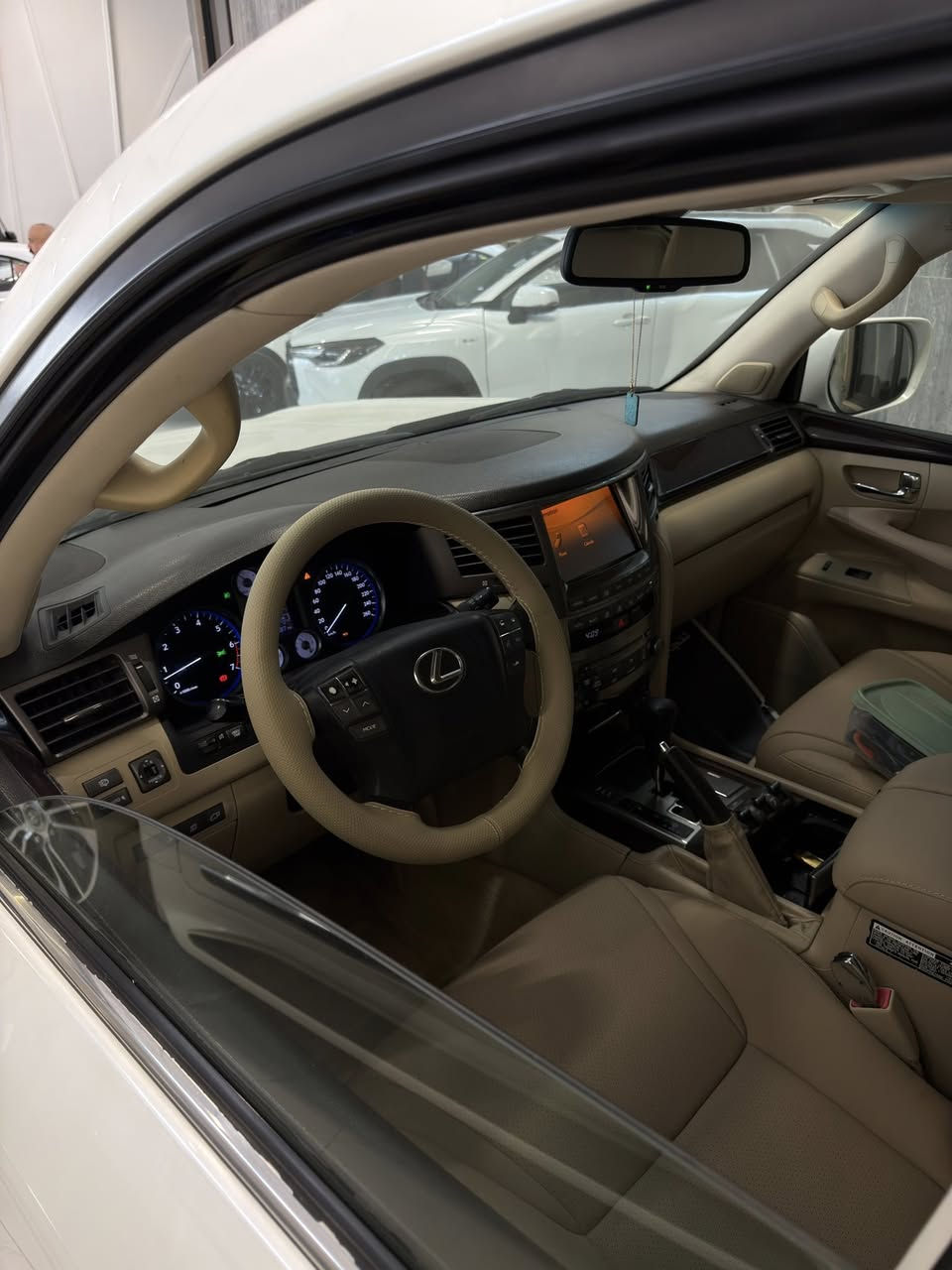 لكزس موديل 2010
رقم سليمانيه 
السياره كفاله عامه عدا دعاميه صبغ 
مواصفات السياره 
كشنات كهرباء 
كامره خلفيه 
رادار 
مقاعد جلد 
شاشه 
بصمه 
صندوك كهرباء 
سعر السياره 30000$ 

***********
