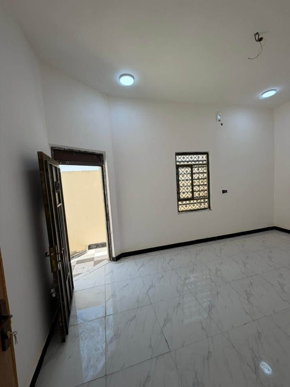دار سكن للبيع
يحتوي على 2 غرف منام + هول+ مجمع صحيات داخليه + ديوان خارجي + صحيات خارجيه + كراج سياره + ترك ومنور +مطبخ

مساحه المنزل ١٥٠متر 

نوع العقار طابو زاعي سند ٢٥ بسم عراقي وكاله ومكتبه ونسخه من طابو

علماً المنزل بالكامل سيراميك 

نوع السقف كونكريت 

يتوفر كهرباء أمبيرات 

المنطقه تحتوي على جميع الخدمات ماء وكهرباء ومستوصف صحي ومدارس ابتدائيه 

الجيران ذهب صافي 

العنوان البصره شط لعرب الجزيره شارع زين العابدين

علماً المنطقه اصوليه بيوت موضفين طابو والمنزل محاذي للبيوت الطابو 

السعر المطلوب ٧٥ وبي مجال ان شاء الله 

للاستفسار التواصل خاص او على الرقم التالي***********
مكتب عقارت المهندس
