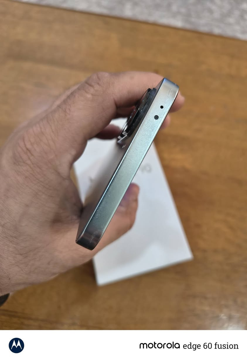 للبيع: Honor 90 Lite (نظافة 95%) اخو الجديد مكفول من كلشي فقط شخوط جدا  بسيطه في الشاصي بسبب حافظه التلفون. 
​⚙️ المواصفات التقنية :
🔴 ​الشاشة: 6.7 إنش بتقنية IPS LCD، وبمعدل تحديث 90Hz لتصفح فائق السلاسة.
🔴 ​الكاميرا الخلفية: ثلاثية، الأساسية بدقة 100 ميجابكسل لالتقاط أدق التفاصيل + عدسة واسعة + عدسة ماكرو.
🔴 ​الكاميرا الأمامية (السيلفي): 16 ميجابكسل لصورة نقية.
🔴 ​المساحة والتخزين: ذاكرة داخلية 256 جيجابايت مع رام 8 جيجابايت (يمكن توسيعها برام افتراضي).
🔴 ​المعالج: MediaTek Dimensity 6020 يدعم شبكات الجيل الخامس 5G.
🔴 ​البطارية: 4500 مللي أمبير تدعم الشحن السريع بقدرة 35 واط (شحن سريع وآمن).
​🌟 حالة الجهاز والملحقات:
​الحالة: ممتازة جداً (أخو الجديد)، خالي من الخدوش أو العيوب، وشغال بكفاءة 100%.
​الملحقات: العلبة الأصلية + شاحن +الحافظة الاصلية  .
​💰 السعر المطلوب: 250.000 الف دينار 
📍 : [بغداد /حي الجهاد ]
​📞 ***********

