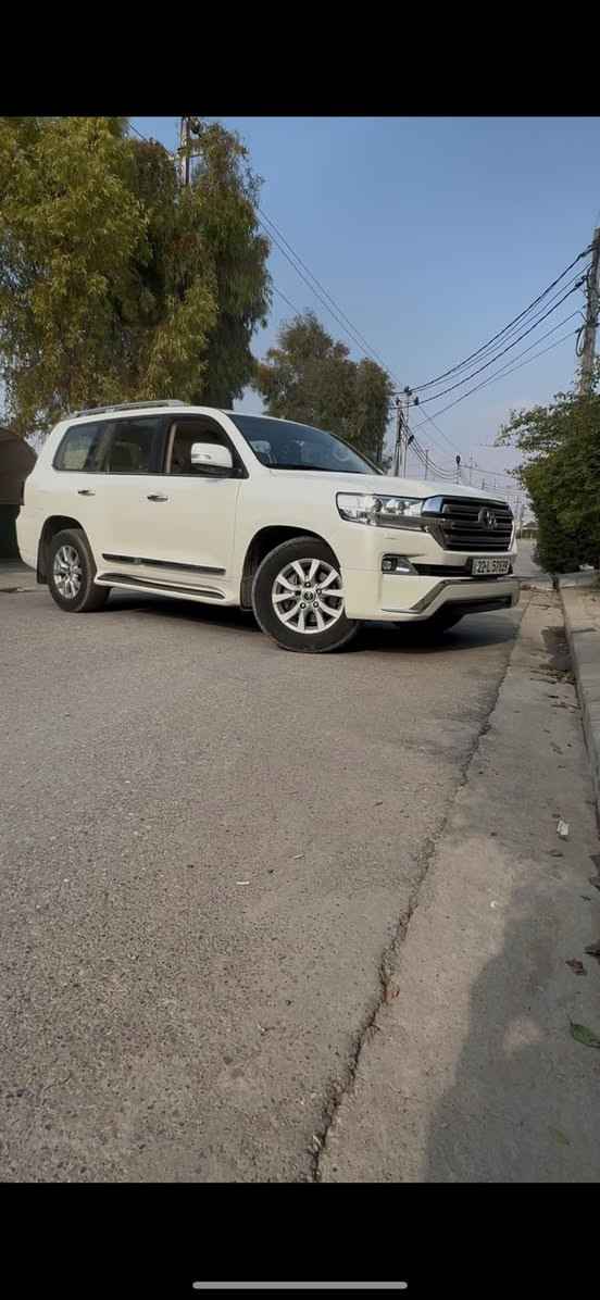 السلام عليكم ورحمة الله وبركاته سياره تيوتا لاندكروز للبيع 2016 GXR سياره مكفوله كفاله عامه من الدعاميه لدعاميه موصفات السياره معروفه 
1بصمه 
2سلايت 
3كشنات كهربائي 3دكم
4سياره 4كامرات 
5 ثلاجه 
6شاشه جبيره 
السياره رقم أربيل بسمي 
السياره ماشيه 120 ألف 
سعره السياره 485 ورقه بيه مجال حك الجيه
***********
***********مكان السياره أربيل
