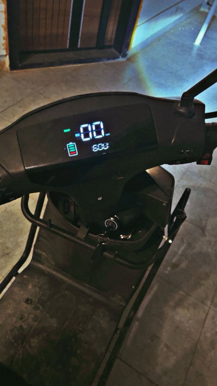 اجه شحن نوع 318 تمشي سرعه 80 فيها 3سرع قصوى وتتكون مع صندوق وجنطه كبيره داخلها وترجع للخلف وللأمام ضوء عالي وناصي وبريك وفيها 6بطاريات اشتريتها جديده ب مليون وميتين اريد ابيعها ب600وبيها مجال للشراي العنوان الكاظميه والرقم ***********
