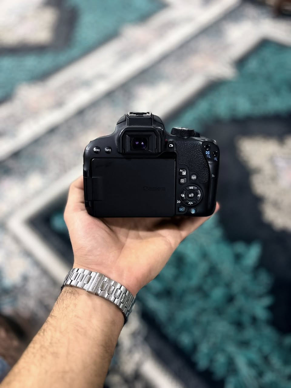 للبيع كامرا كانون canon 800D الحديثة شاشة لمس قلاب واي فاي +بلوتوث نضافه 100%
دقه وسلاسه وسرعه✨
ملحقات
عدسة 18-55 

شاحنة عدد 2
بطاريه
حزام + حقيبة 
السعر 600  الف وبي مجال 
مكان بغداد 
للاستفسار : ***********
