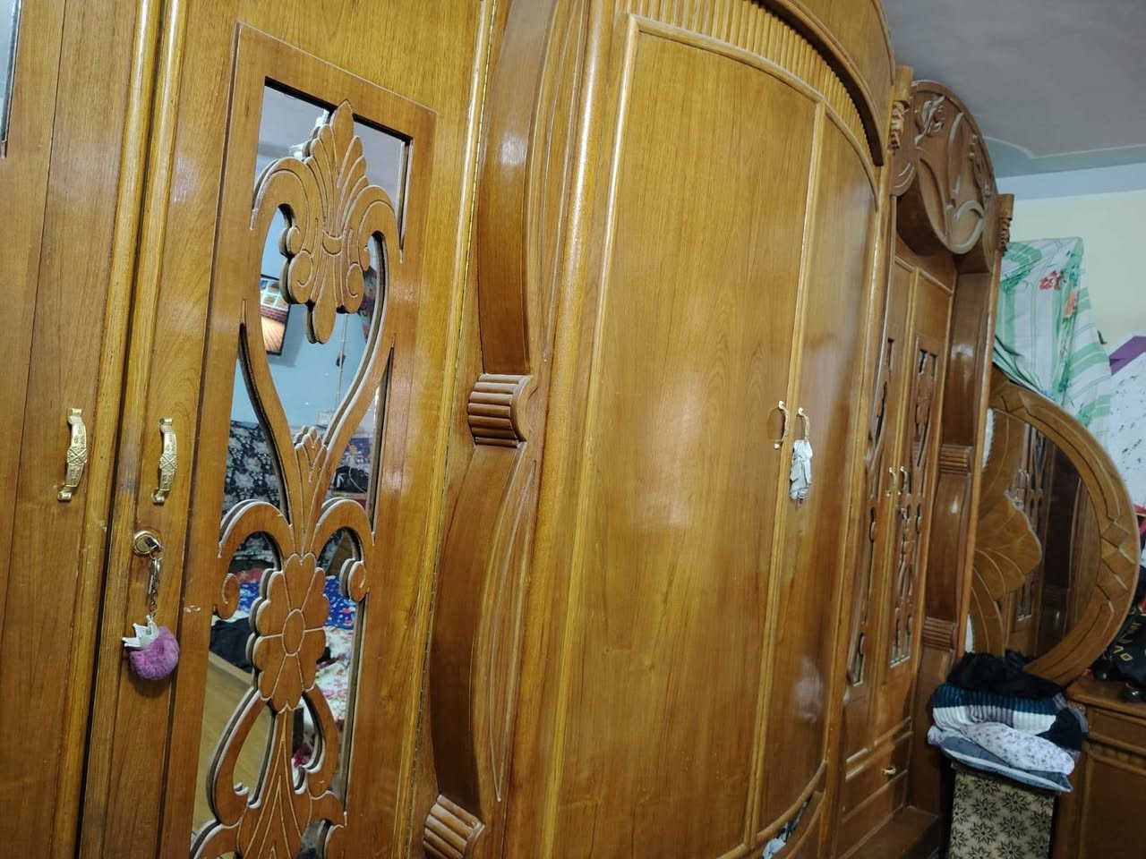 السلام عليكم غرفه نوم تسكام كامله مع تاج الجربايه السعر ٦٠٠وبيها مجال التواصل واتساب ***********
