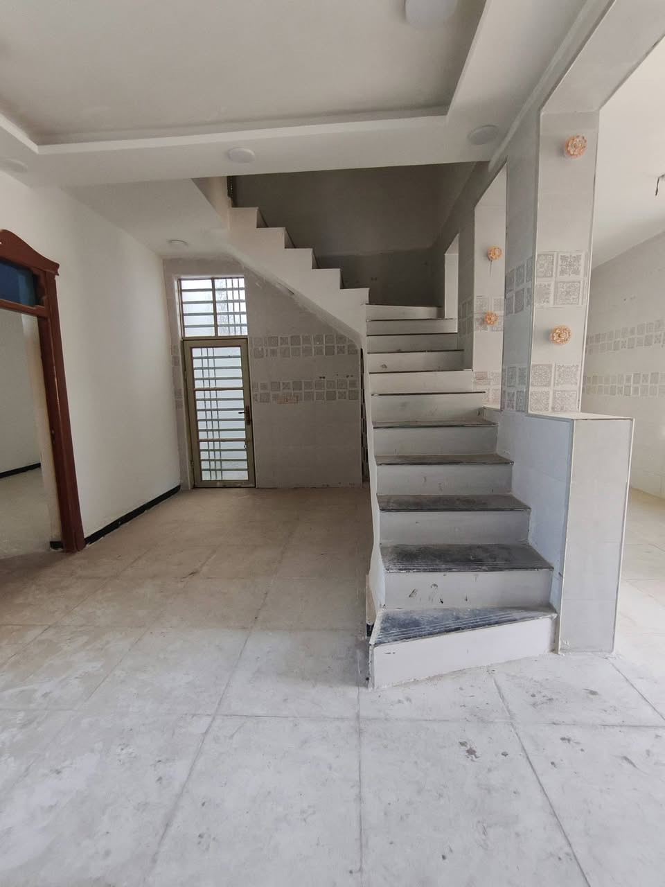 #يعلن مكتب اليرموك  للعقار
🔆🔅 الـــدار للــــــبـيــع 🔅🔆***********
⚜️ المســــاحة150متر مربعه 

. طابو   زراعي وقرار محكمة 🪐
⚜️ العنــــوان ⚜️  النجف //  
         🔆  الــتـــفـــــاصـيــــل  
الـبـنـاء  درجة اوله البيت مامسكون 
(( طـــابق الاول)) يحــتوي علا غرف، 2 وصاله + ومطبخ مفصول+ وستقبال  وصحيات داخل وخارج. 

🔱الــســعـــر  //52مليون. 🥰

             ملاحظة (((توجد كافت المساحات والقطع  )
⚜️        
((للاستفســار مراجعـة المكتب  #_للعقــار_والمقــاولات
العنــوان مكتب اليرموك  العقار مقابل قرية: الغدير اعمـود 282 #مكتب_اليرموك  العقار_

*********** او الاتصال على الارقام.🟡🟡📞📞📞♾
   🔆📞تطبيق وتساب موجود
او مرسله  😊
