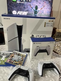 بلي 5 سلم مستخدم قليل للبيع  مع كافة الملحقات الكارتون و الكيبلات و كل...