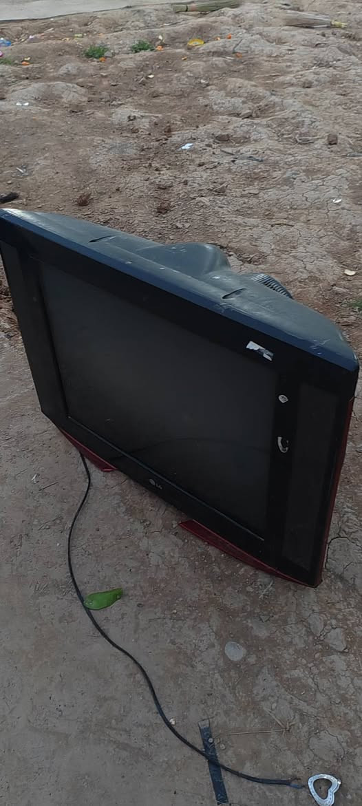 سلام عليكم تلفزيون ماادري شسمو للبيع شغال كلشي مابي السعر40 اتصل***********
