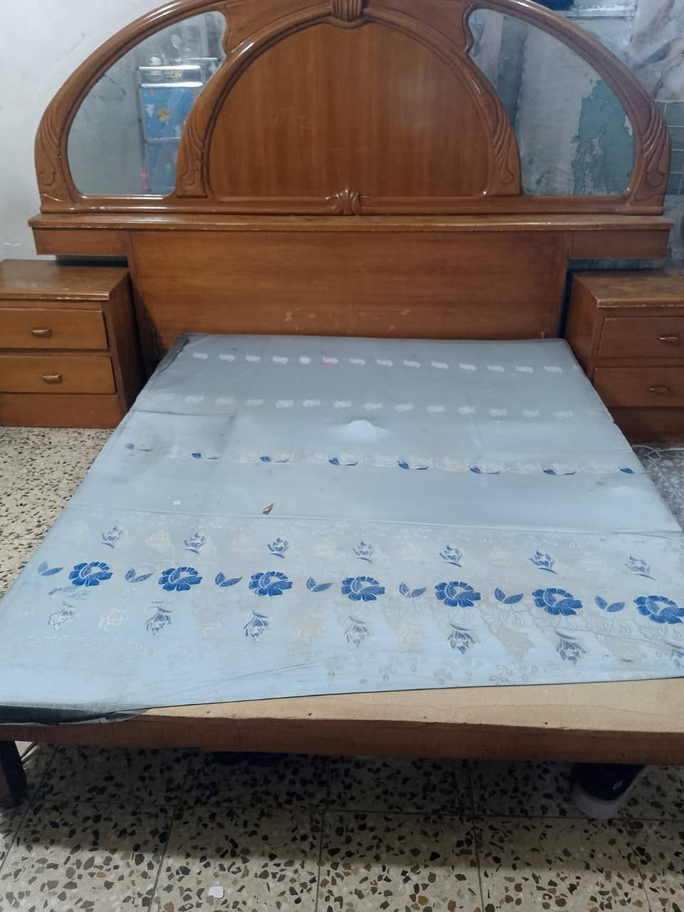 سلام عليكم غرفه نوم  قديمه اربع قطع الي يريدهن يتصل على هذا الرقم ***********
سعر مناسب وبيهن مجال
