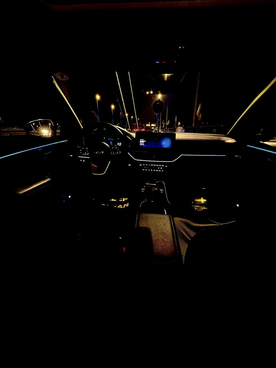 🚘 KIA K3 2022🚘
‼️ مرقم  اربيل ‼️ فل مواصفات ✈️

📃 اليكم التفاصيل الآتية 👇🏻👇🏻

🚘 خليجي 
🚘 ماشيه 35
🚘 موديل 2022
⚙️ حجم المحرك 4CYLINDER 1,5L 
⚙️ مرتبط بناقل حركة أوتوماتيك
🔑 مفتاح التشغيل بصمة 
🪟 سلايد رووف  
🚗 دفع ثنائي FWD 
‼️ اريل نفكيتر 
💡لايت زينون + LED 
🔦️ بك لايت LED متصل 
🚘 قبضات أبواب من الألمنيوم
🚘 دخول بصمة ذكي 
🛞 حجم الاطار 205/55R16 
🛞 ويل كب 16
🛞 4 دسك 
🛞 حساسات ضغط الاطارات 
✨️ اشارة في المرايا الجانبية 
✨️ المرايا قابلة للطي  
🎈عدد AIR BAG 6
🚗 هاند بريك كهرباء 
🚗 ا ABS 
🖥 دشبول شاشة ديجيتال 
🖥 شاشة Apple Car play 
📷 كاميرا 
💡الانارة الداخلية LED 
⭕️ مقود جلد حياكة رياضي 
🛣 مثبت السرعة Cruise 
🎶 المودات والاوامر الصوتية 
🎶 ا Bluetooth / USB 
🔋شاحن هاتف Wireless 
⚡️مخرج منفذ الطاقة 
🔍فحص نظام السيارة 
💺تتسع المقصورة ل 5 ركاب
💺المقاعد جلد  
👶 الايزو فكس ISOFIX 
❄️ تبريد شاشة 
❄️ قطعتين تبريد
🚘 أوضاع القيادة Drive Mode 
🚘 أوتو هولد Auto Hold 
⛷️ نظام مانع الانزلاق 
🥤حاملات الأكواب 
🚘 تطعيم الدواخل ألمنيوم 

📐 أبعاد ومقاسات السيارة📐
📏 الطول   455  cm     
📏 العرض  177  cm
📏 الارتفاع  148  cm

💵 السعر  140وبيها مجال  
*********** اليرموك
