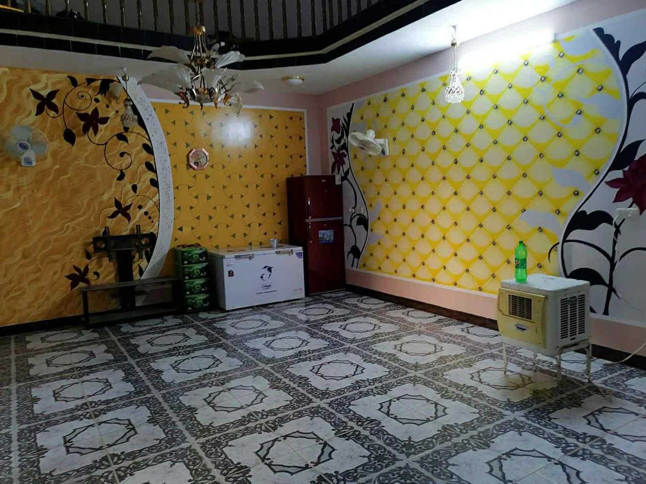 بيت قرب مطار الانبار مساحته اكثر من ٣٠٠ متر مربع مشيد على ارض مساحتها ١١٠٠ متر مع قطعتين بمساحة ٤٠٠ م للقطعة الواحدة معروض للبيع  بسعر مناسب جدا
