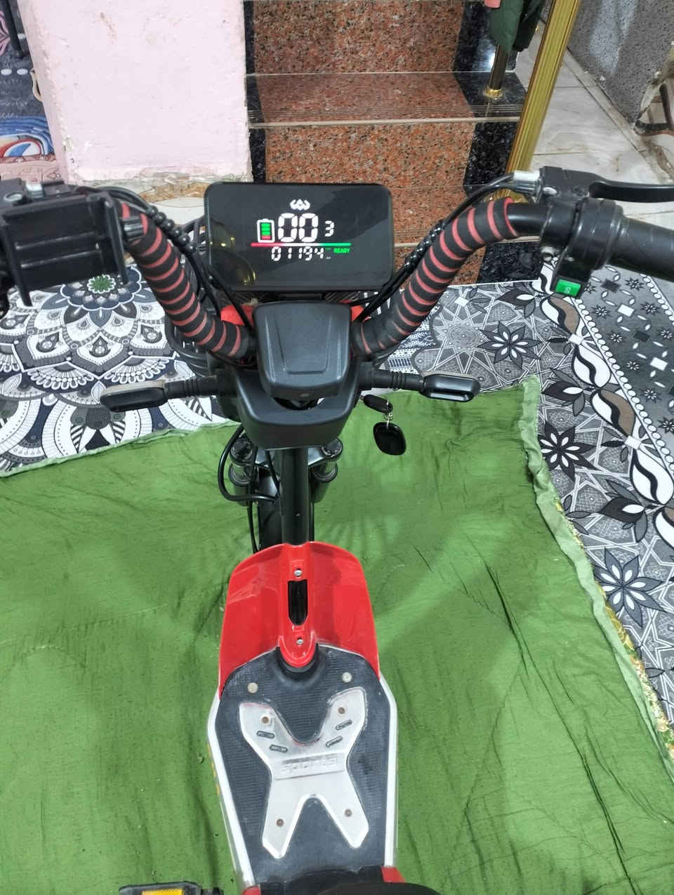 دراجه شحن للبيع جديده عوزها فقط بطاريات نتركت وهبطت بطارياتها  السعر 250 وبيها مجال *********** واتساب الناصريه المركز

