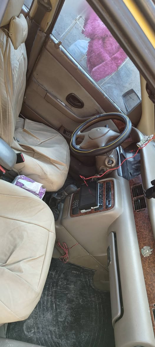 سمند للبيع .. 2012 رقم دولي مصفرة هيئة وغرامة صبغ بيها باب وجاملغ . صاحبها ابغداد اريد تحويل . سعر 30 مكان السيارة موصل لاي استفسار اتصل وتدلل ***********
