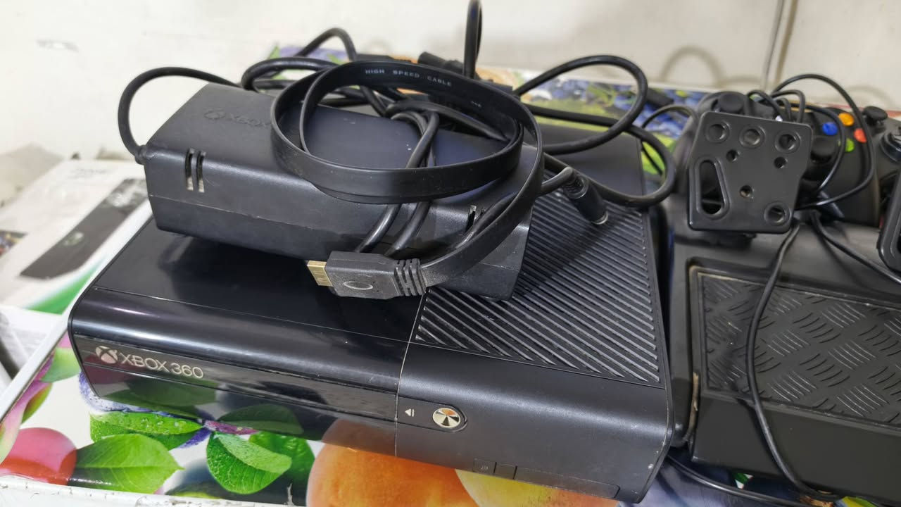 السلام عليكم ورحمة الله 
عندي Xbox 360 للبيع مابي شي أخو الجديد ما مستعمله هواي تتوفر بي هواي ألعاب ما يقارب ١١٠ لعبه.... 
مع ٢ جوستك أبو الواير مابيهن أي عطل 
مع دركسون كامل أيضا جديد وما بي شي كل الأغراض ما مستعملهن هواي.... 
السعر الكامل ٢٥٠ ألف وبي مجال بسيط 
للتواصل على رقم ***********
