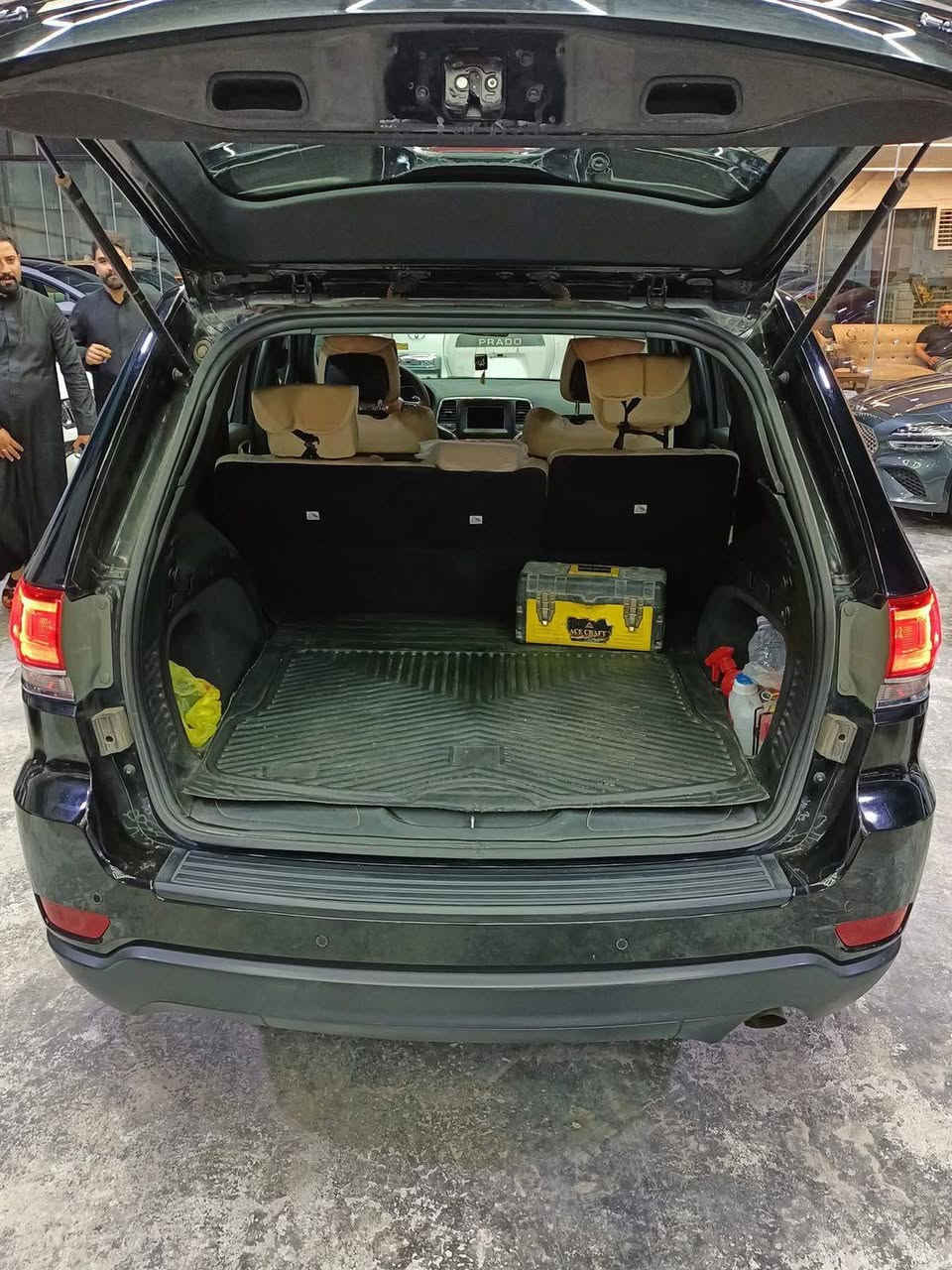 السلام عليكم جيب لاريدو للبيع مديل 18صبغ بنيد ودعامية نفسهن بدون تبديل ماشيه 94ألف ميل رقم بغداد دولي باسمي سنوية وهزة جديدة حساس خلفي مع كامرا مع نظام اوتوستوب امامي وخلفي سيارة جاهزة وناعمة ونشطه بانزين عادي 215$للاتصال ***********واتساب موجود
