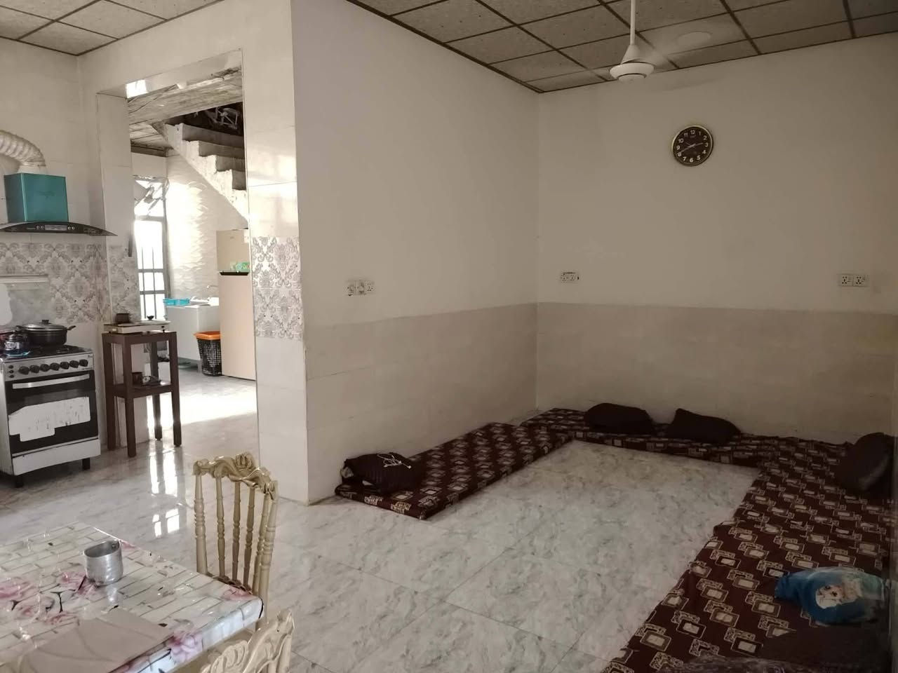 دار للبيع الموقع حي الشرطه قبل جامع الشكور استقبال وصاله وصاله ثانيه وغرفة نوم وصحيات داخل وخارج المساحه 125    رقم الهاتف ***********. السعر خاص
