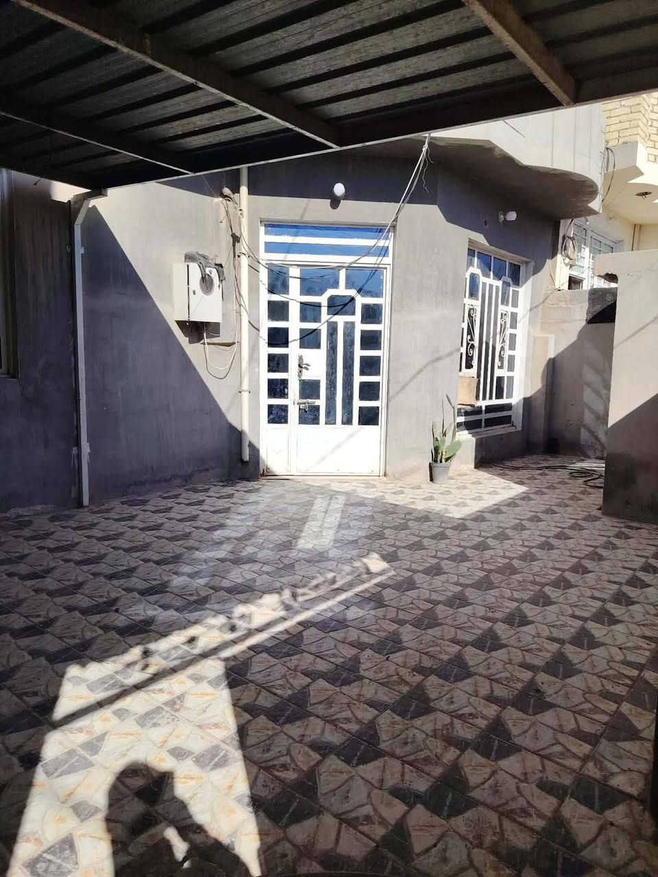 للبيع بيت بحواس مساحه 150متر طابقين 4غرف نو واستقبال مطبخ صحيات وحمامات 2 سعر 70وبي مجال
***********
***********
